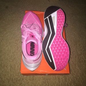 Size 8 pink nike zoom winflo
